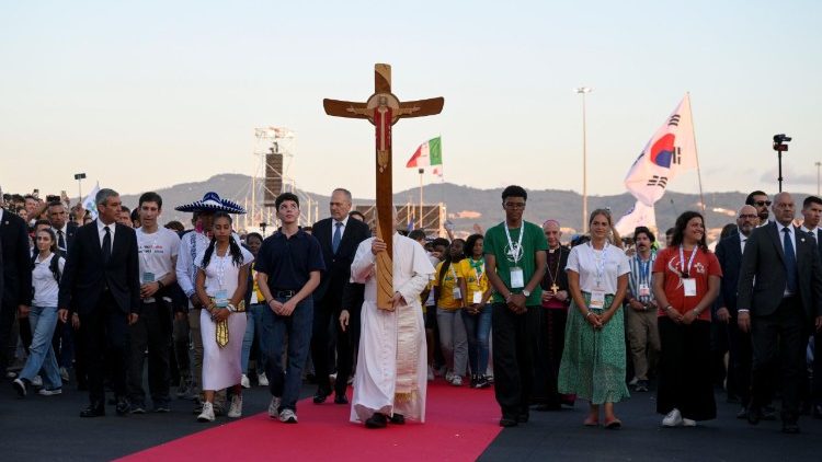 Papa akiwa na msalaba