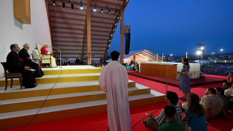 Dialog během modlitební vigilie na římské pláni Tor Vergata