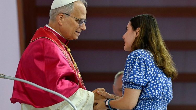Pope Leo speaks to Dulce Maria from Mexico, who asked the first question