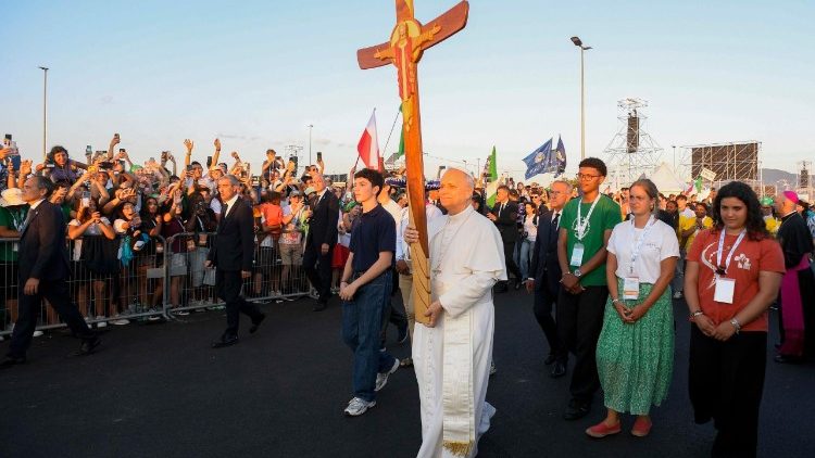 Papst Leo tr&auml;gt das WJT-Kreuz bei der Gebetsvigil in Tor Vergata mit Jugendlichen (2. August 2025)