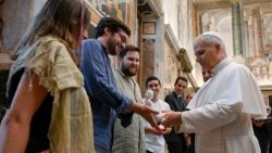 Папа Лъв XIV приветства музиканите, които ще пеят на юбилейното младежко бдение в Тор Вергата