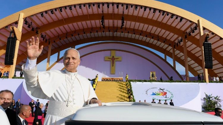 Papa akiwasalimia vijana wakati a Jubilei ya Vijana huko Tor Vergata Roma.