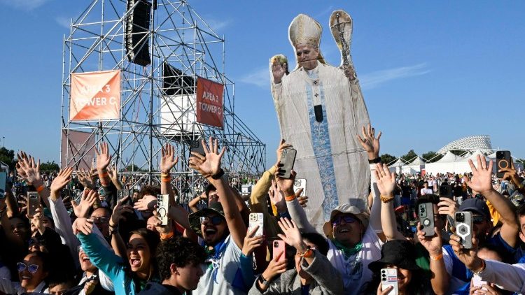 Un gruppo di ragazzi con una sagoma di Leone XIV