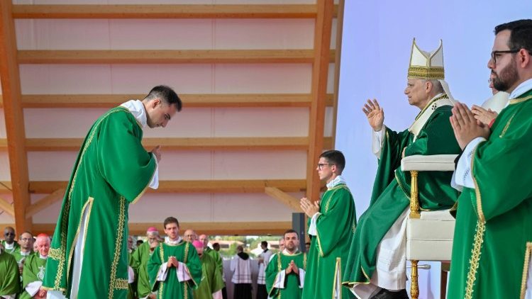 Ibada hii imehudhuriwa na mafuriko ya vijana kutoka sehemu mbalimbali