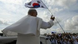 Leon XIV podczas Jubileuszu Młodzieży na Tor Vergata, w któym uczestniczyli także młodzi Koreańczycy