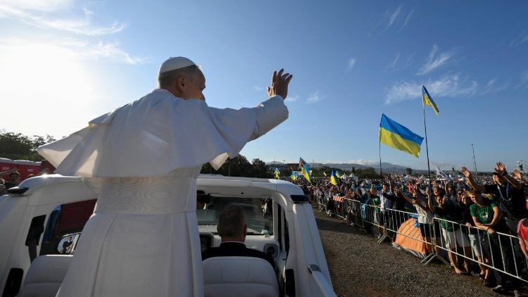 Papst Leo auf dem Papamobil