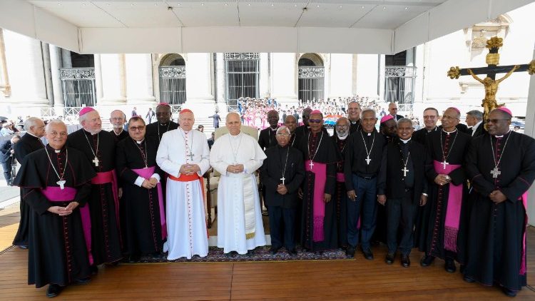Gruppenfoto mit Papst Leo