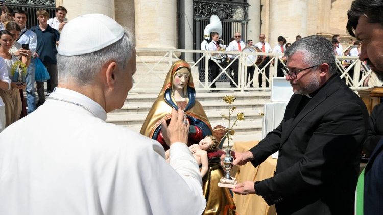 Farnost sv. Martina a Marka v Petriolu v provincii Macerata požádala papeže Lva XIV. o požehnání kopie sochy Panny Marie Milosrdné.