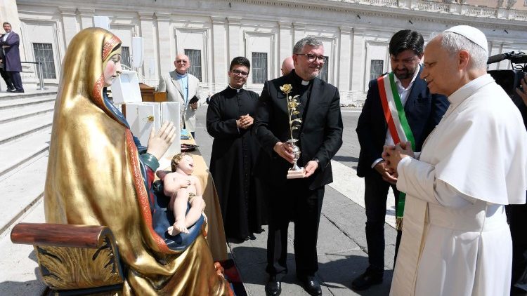 Leone XIV benedice la statua della Madonna della Misericordia
