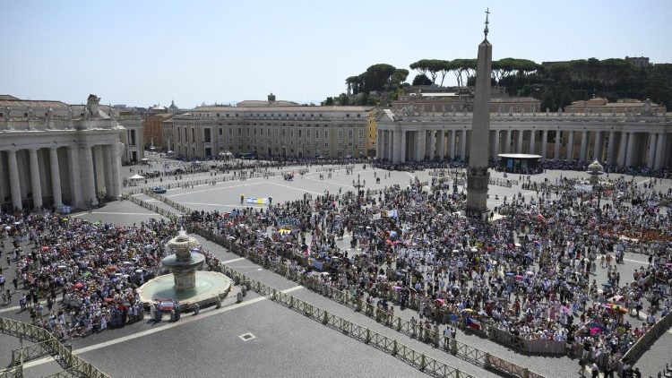 Svatopetrské náměstí v neděli 10. srpna při polední modlitbě s papežem