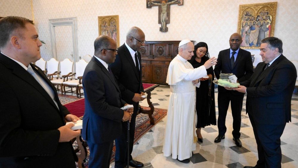 Leon al XIV-lea și delegația Națiunilor Unite condusă de Philemon Yang