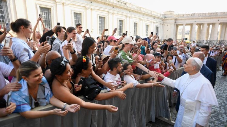 Watu wengi walimsubiri hata nje  ya Ukumbi wa Paulo VI