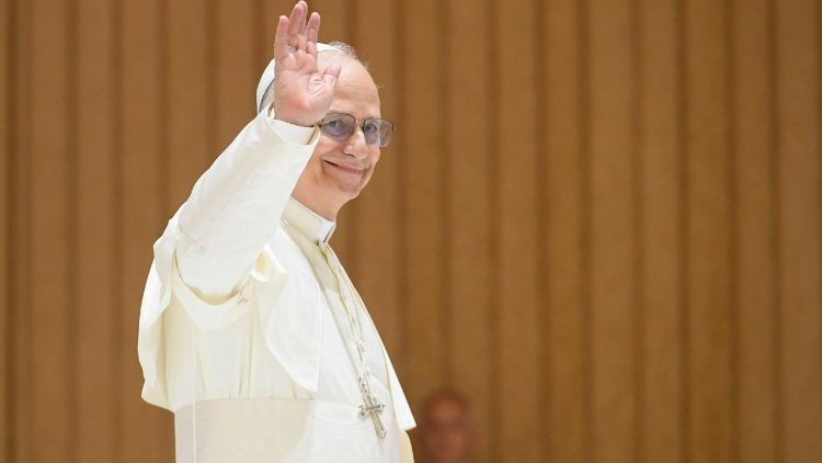 Papa akiwa anaingia katika Ukumbi wa Paulo VI