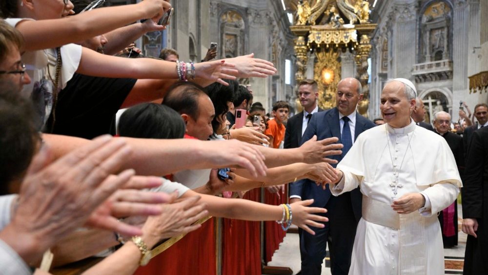 Papa Leone XIV saluta i fedeli riuniti nella Basilica di San Pietro per seguire l'udienza generale