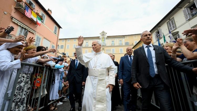 Papa Leo katika parokia ya Mtakatifu Thomas huko Castel Gandolfo