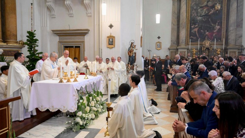 Leon al XIV-lea celebrând Sfânta Liturghie în biserica parohială ”Sfântul Toma de Villanova” de la Castel Gandolfo