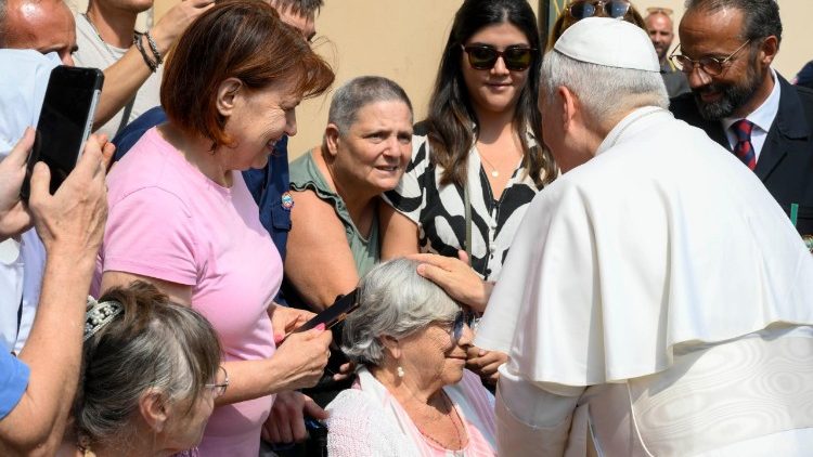 Papież Leon XIV z wiernymi w Castel Gandolfo