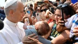 Il Papa fuori dalla Parrocchia Pontificia di San Tommaso da Villanova a Castel Gandolfo per il saluto ai fedeli (15 agosto 2025)