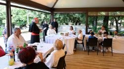 പാവങ്ങൾക്കൊപ്പമുള്ള ഉച്ചഭക്ഷണത്തിൽ ലിയോ പതിനാലാമൻ പാപ്പാ പങ്കെടുക്കുന്നു 