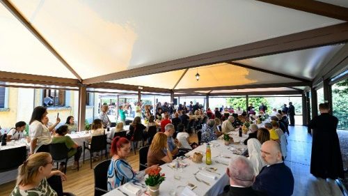 El Papa almuerza con los pobres: la fragilidad fortalece las comunidades