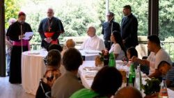 गरीबों के साथ भोजन करते संत पापा लियो 14वें