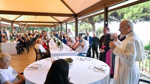 Papa Leão XIV durante o almoço com os pobres da diocese de Albano
