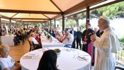 Papież na obiedzie z ubogimi