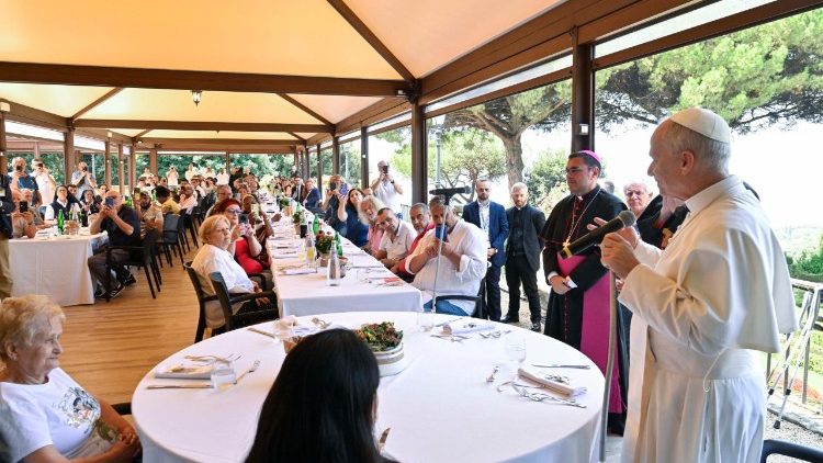 Papież na obiedzie z ubogimi