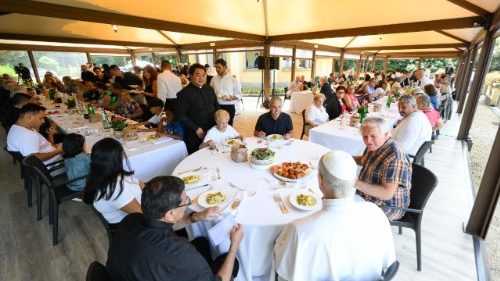 Leon XIV. skupaj z ubogimi na nedeljskem kosilu: pomeni živeti občestvo