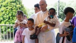 Leo XIV. im August bei einem Essen mit Bedürftigen in Castel Gandolfo