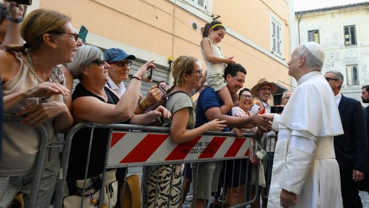 Leon XIV z wiernymi przed Mszą św. w Albano