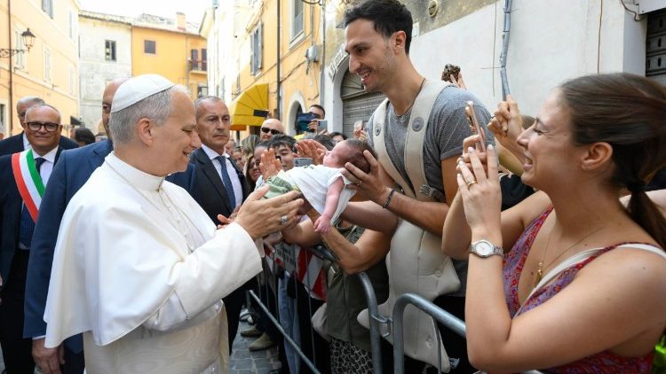 Il Papa mentre saluta alcune persone durante il percorso a piedi verso il Santuario di Santa Maria della Rotonda