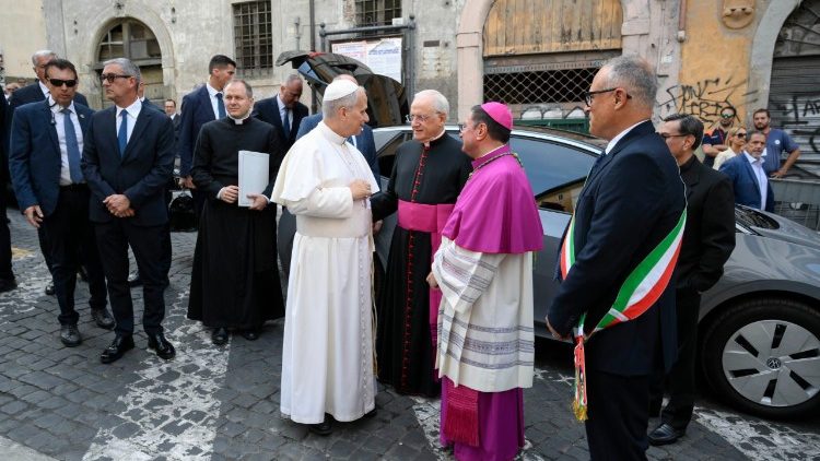 Leone XIV accolto dal vescovo di Albano monsignor Viva e dal sindaco Borelli