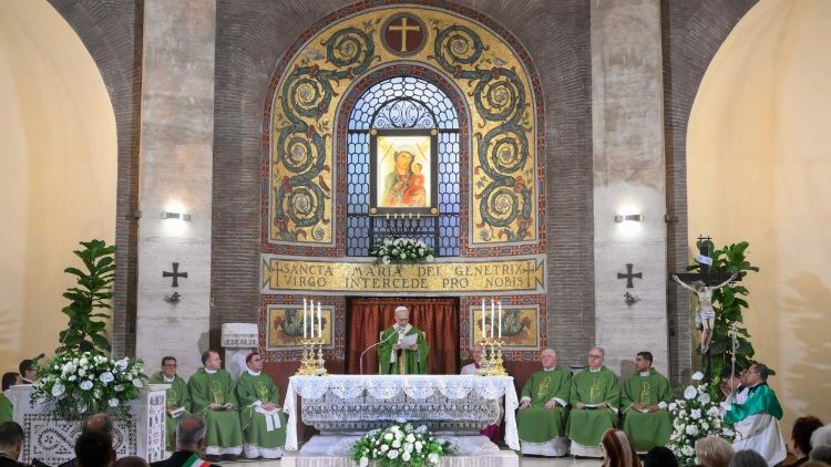 El Santo Padre pronuncia su homilía en la misa dominical en el Santuario de Santa María de la Rotonda