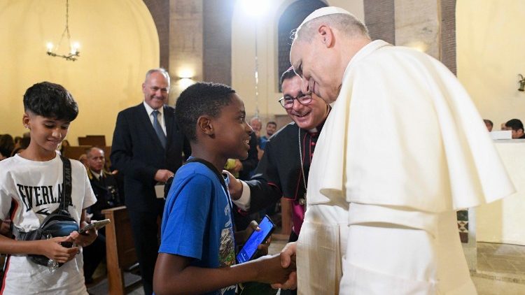 El Papa saluda a varios jóvenes asistidos por la Cáritas de la Diócesis de Albano