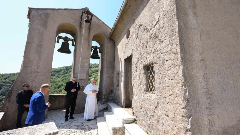 Візіт у санктуарый на гары Ментарэла