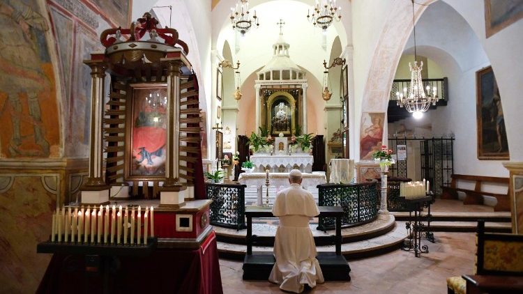 Il Papa in preghiera nel Santuario della Mentorella