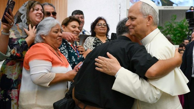 Leone XIV saluta alcuni partecipanti all'udienza generale