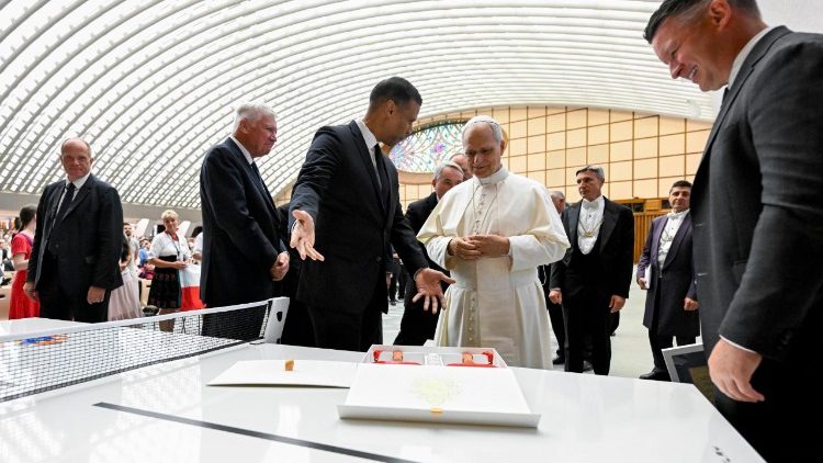 Il Papa accanto al tavolo da ping pong di una società sportiva di Chicago