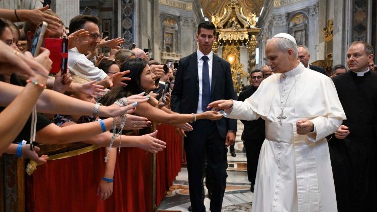 Papa aliwasalimia waamini katika Kanisa Kuu la Mtakatifu Petro