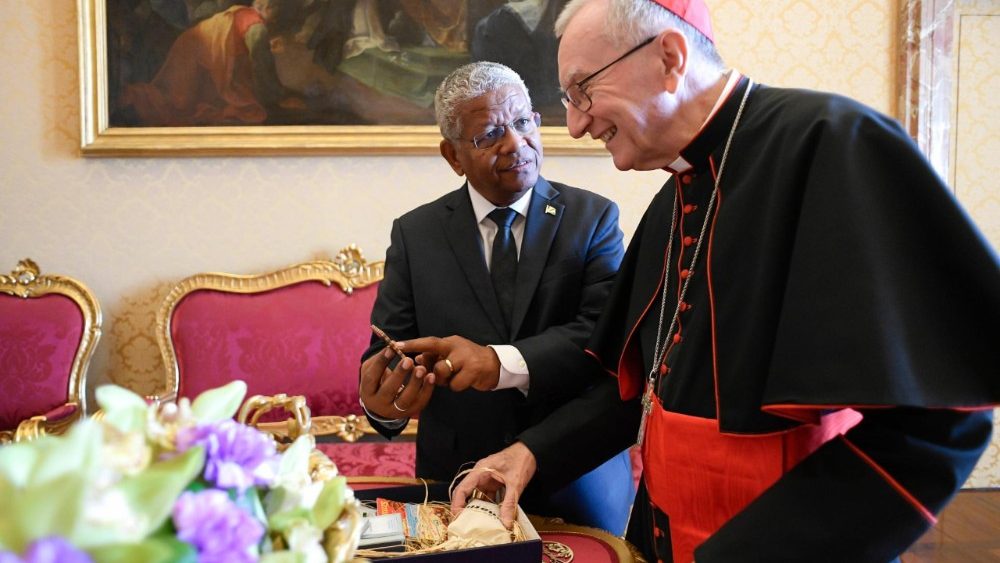 Прэзідэнт Сейшэл з кардыналам П'етра Паралінам падчас візіту ў Дзяржсакратарыят