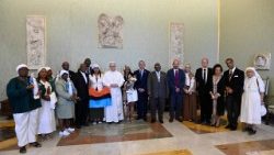 2025.08.23 Leons XIV Vatikānā tiekas ar Čagosas bēgļu apvienības delegāciju