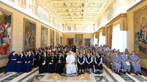 Il Papa: la famiglia va sostenuta nei suoi bisogni pratici e nella preghiera