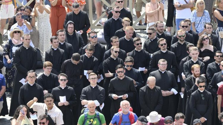 Un gruppo di sacerdoti in piazza San Pietro
