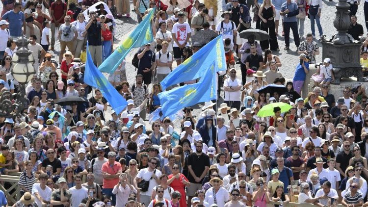 Fiéis na Praça São Pedro