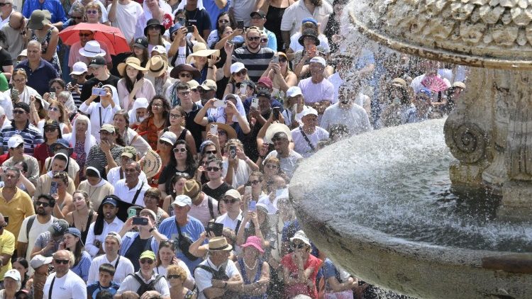Alcuni fedeli in piazza San Pietro durante l'Angelus