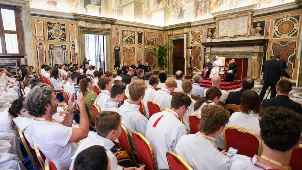 Leon al XIV-lea primind sute de ministranți din Franța cu ocazia pelerinajului lor național la Roma în Anul Jubiliar