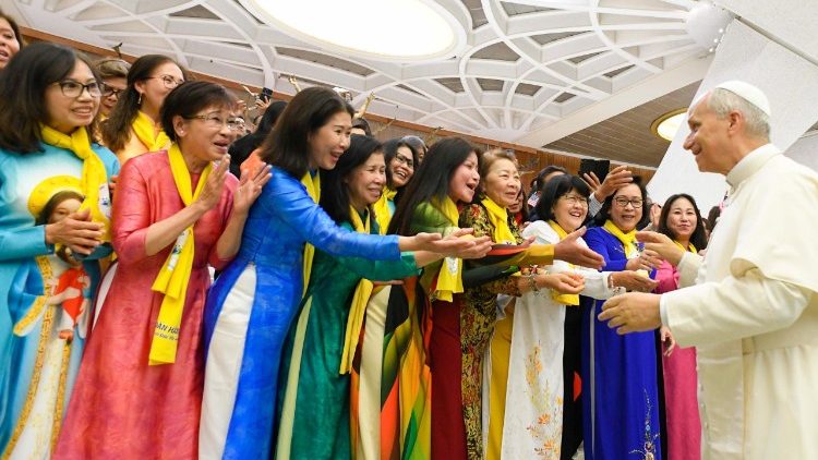  Un grupo de peregrinos saluda al Papa