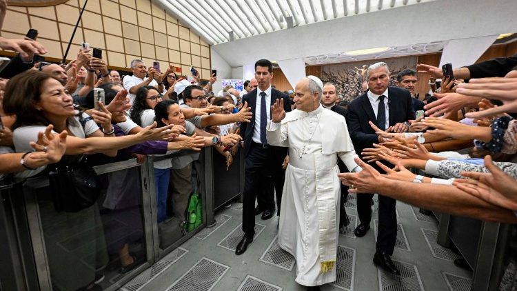 Umati katika Ukumbi wa Paulo VI