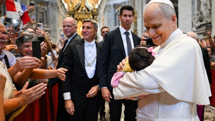 El Papa estuvo entre los fieles que siguieron la audiencia en la Basílica (